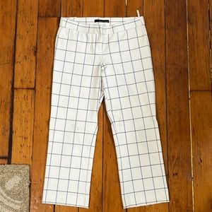 Amanda and Chelsea size 6 white capri pants